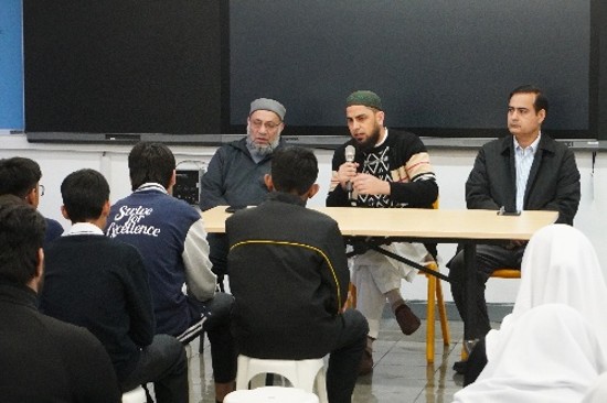 Imam Suleman from Rasool e Rahmat Madarassa addressing students
